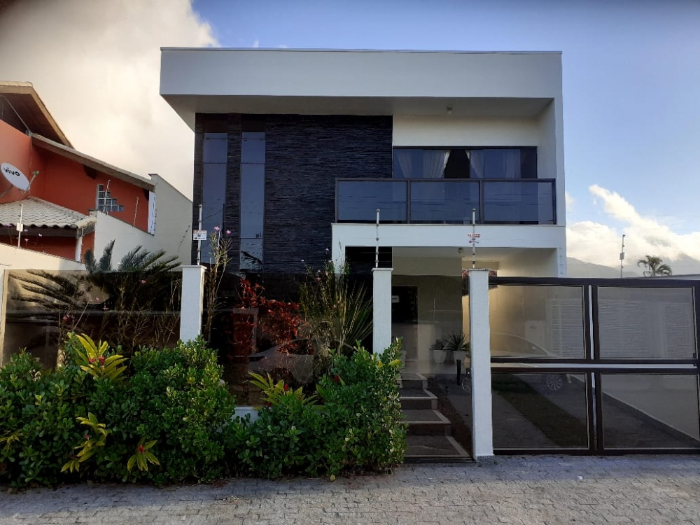 VENDO CASA COMPISCINA NO CENTR